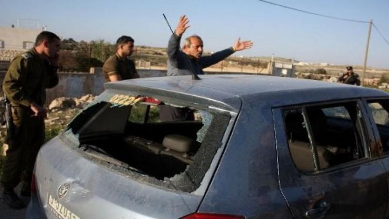 مستوطنون يعتدون على مركبات لفلسطينيين شرق رام الله