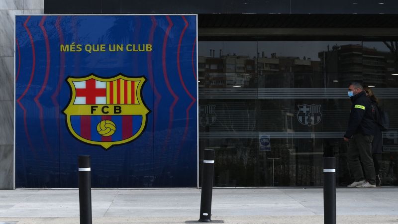 الشرطة الاسبانية تحاصر مقر نادي برشلونة وتنفذ حملة اعتقالات