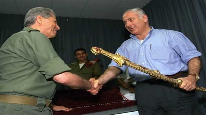 غانتس يفتتح حملته الانتخابية بالتودّد للعملاء.. وتحريض جنوده على المحكمة الدولية