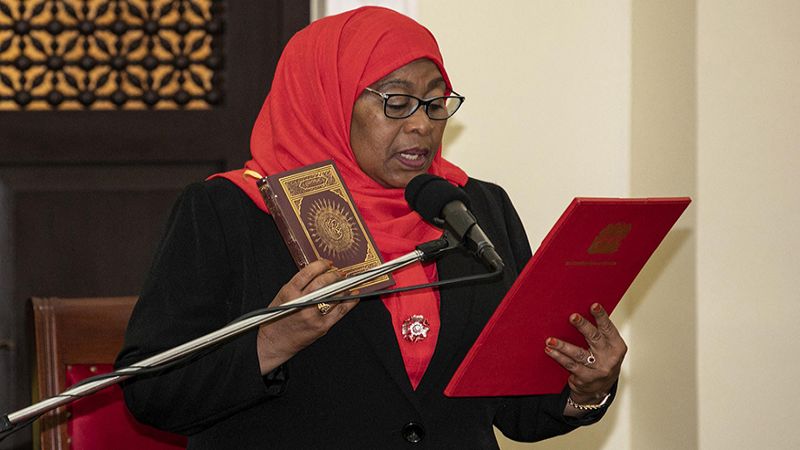 كيف تسعى أول رئيسة محجبة لتنزانيا لإخراج بلادها من أزمة