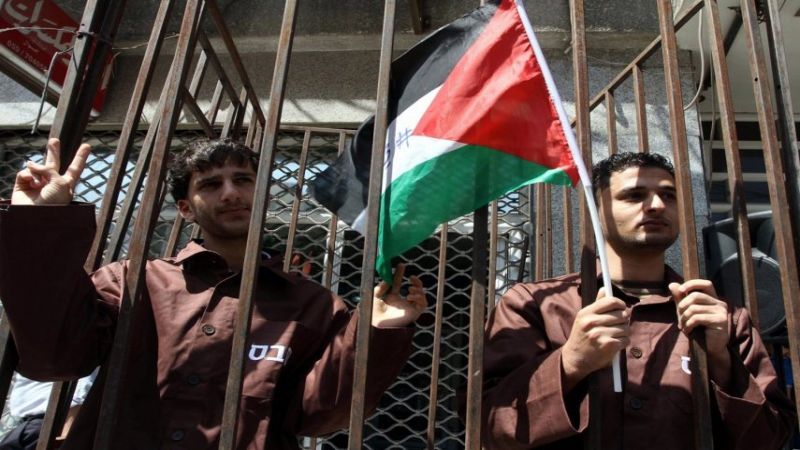 في يوم الأسير الفلسطيني.. الاحتلال يواصل اعتقال 48 محرراً من صفقة