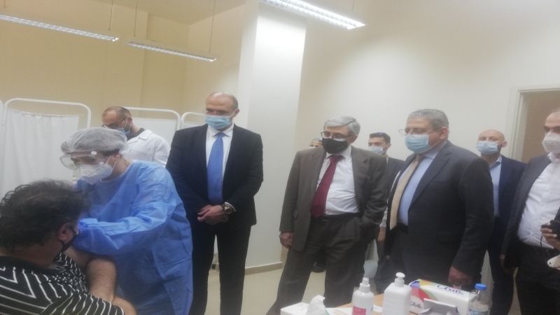 حسن والمجذوب أطلقا حملة التلقيح لأساتذة وموظفي وطلاب 