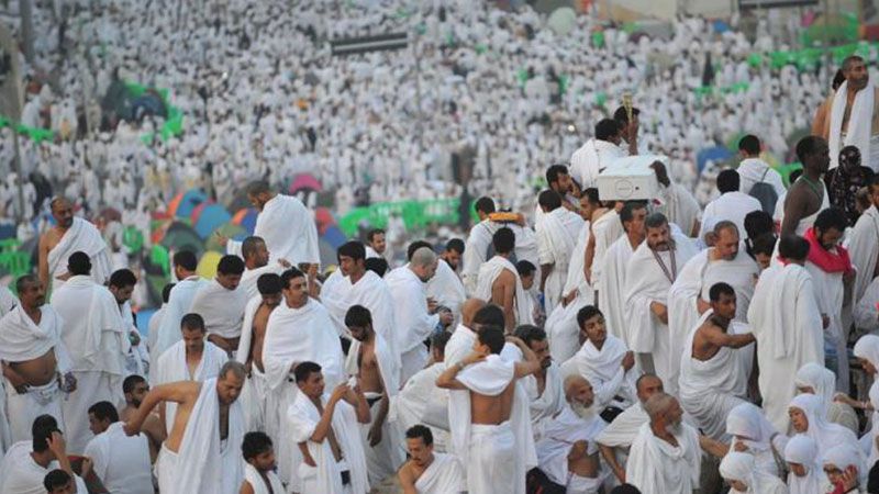 ضيوف الرحمن يتوافدون إلى صعيد عرفات