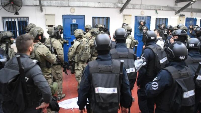 تطوّرات خطيرة يشهدها الأسرى الفلسطينيون في سجون الإحتلال: عمليات اقتحام وقمع وحرق غرف