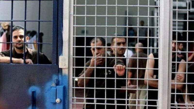 التوتّر بين الأسرى الفلسطينيين وسلطات السجون يشغل قيادات الاحتلال