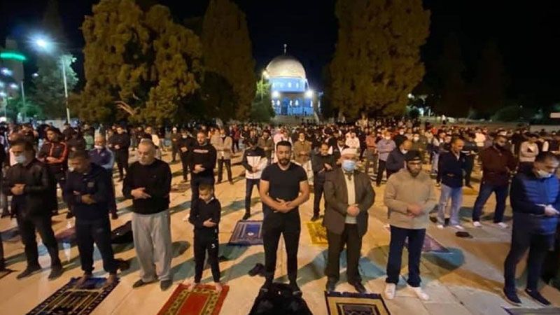 نصرةً للأسرى.. آلاف الفلسطينيين يؤدون الفجر بالأقصى والإبراهيمي