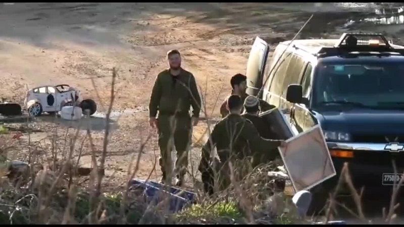 فيديو: يجمعون الخردة للبيع.. "الشغل الشاغل" لجنود العدو!