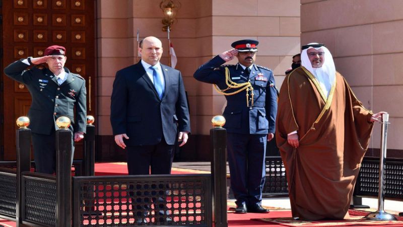 رئيس حكومة العدو "يسرح ويمرح" في البحرين