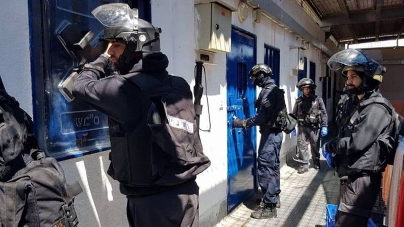 الاحتلال يتراجع عن إجراءاته في سجن "نفحة".. نادي الأسير لـ "العهد": "ثورة السجون" مستمرّة