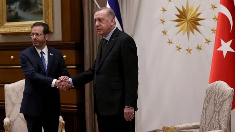 "طعنة لفلسطين".. زيارة هرتسوغ تُظهر حقيقة النظام التركي المخادع