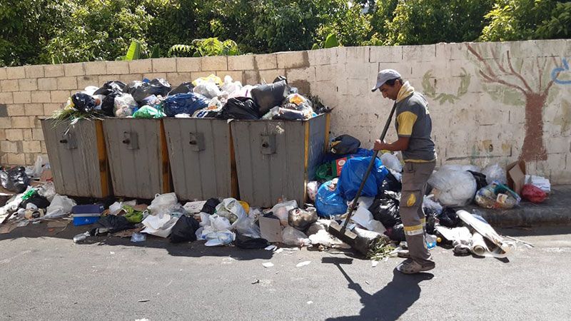 البلديات بمساعدة حزب الله تتصدّى للنفايات المكدسة.. وحاكم مصرف لبنان "يتفرج"