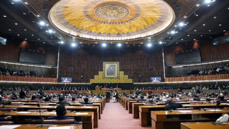 فصول المؤامرة الأميركية تتوالى.. برلمان باكستان يحجب الثقة عن خان