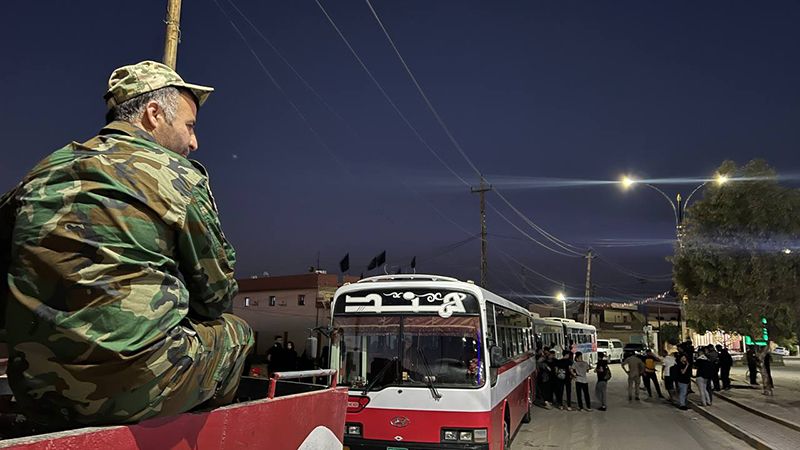 بالصور: مقاتلو الحشد يؤمنون قوافل الزوار في سنجار
