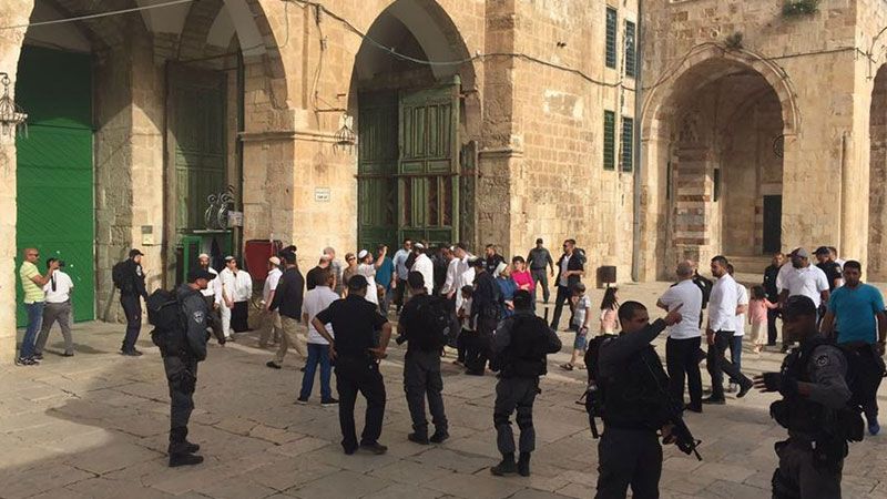 جولات استفزازية لعشرات المستوطنين في المسجد الأقصى