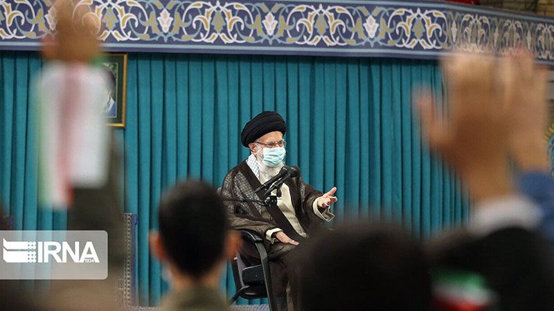 الإمام الخامنئي: أميركا ضعيفة جدًا 