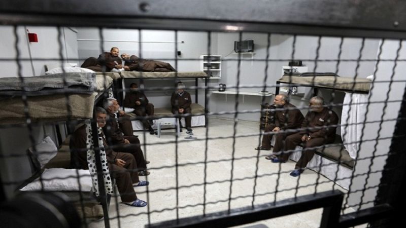 إدارة السجون تستغل الأسرى الفلسطينيين ماديًا
