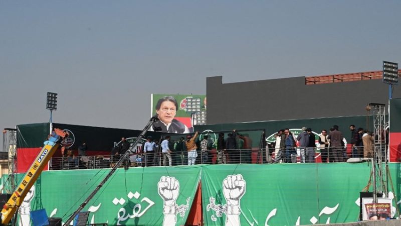 عمران خان يتقدّم "مسيرة طويلة" بمشاركة آلاف الباكستانيين