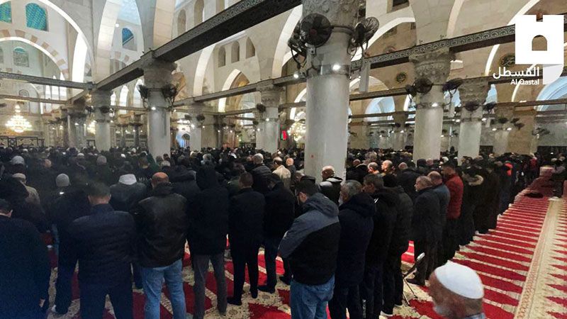 آلاف المصلين يؤدون صلاة الفجر في الأقصى والحرم الإبراهيمي 