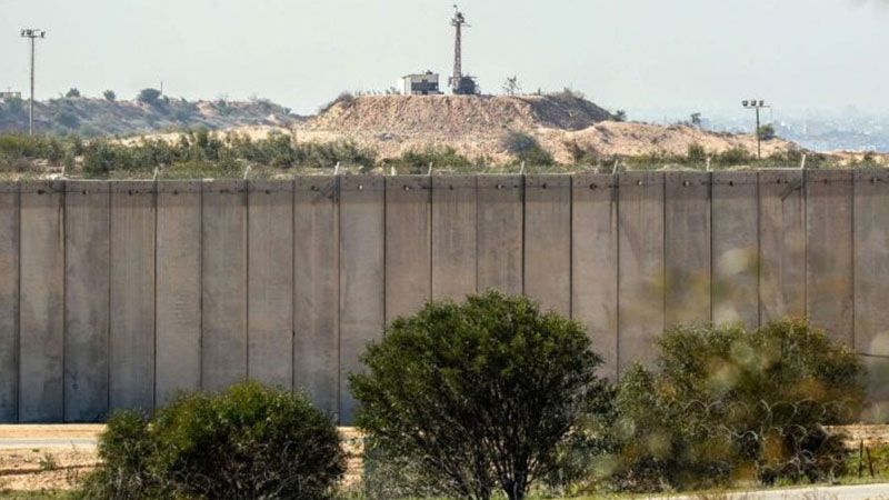 العدو يبني جدارًا إسمنتيًا يفصله عن غزة