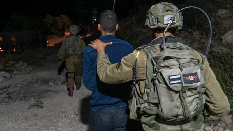 اعتقالات تطال فلسطينيين وقيادي بـ"حماس" في الضفة والقدس