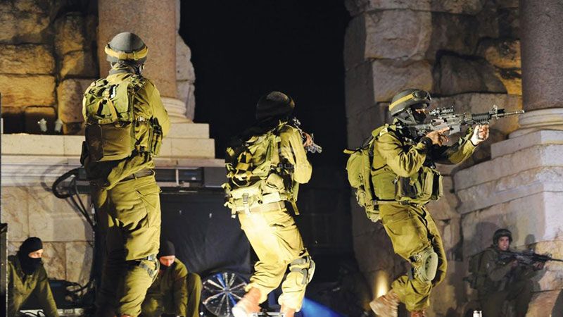 اعتقالات ومداهمات بالضفة الغربية.. والمقاومة الفلسطينية تتصدّى