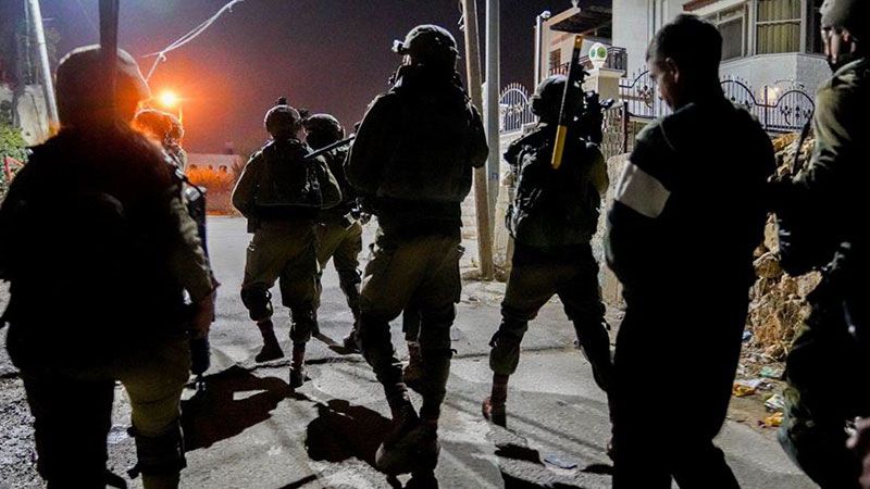 حملة اعتقالات بالضفة.. وكتيبة نابلس تستهدف "معبر عورتا" بصليات كثيفة من الرصاص