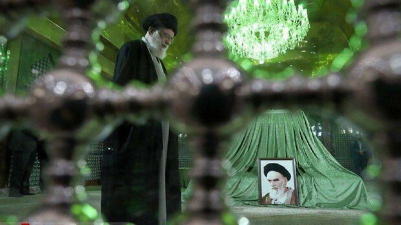 بدء احتفالات "عشرة الفجر".. والإمام الخامنئي يزور مرقد الإمام الخميني (رض)