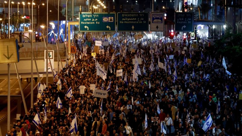 التظاهرات تعمّ شوارع "تل أبيب".. "لا نريد العيش في ظل ديكتاتورية"
