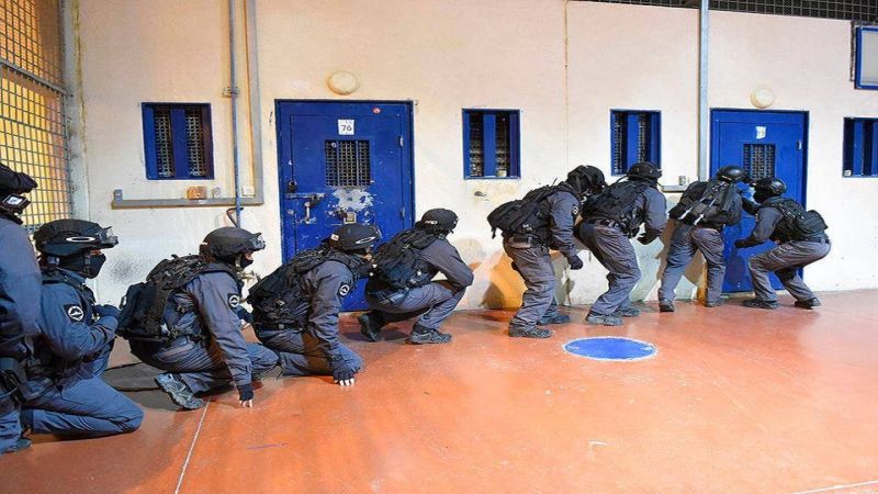 وحدات قمع سجون العدو تقتحم سجن "ريمون" وتعتدي على الأسرى