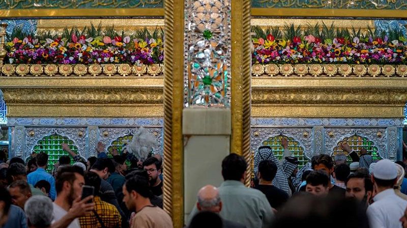 بالصور..لمناسبة ولادة الإمام الحجة (عج) الورود تزيّن ضريح أمير المؤمنين (ع)