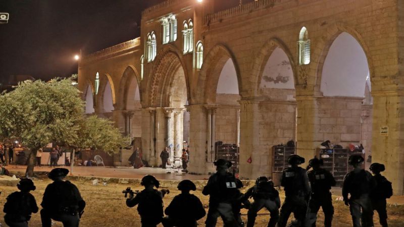 الاحتلال يعتدي بـ"وحشية" على المعتكفين داخل الأقصى..وإصابة العشرات