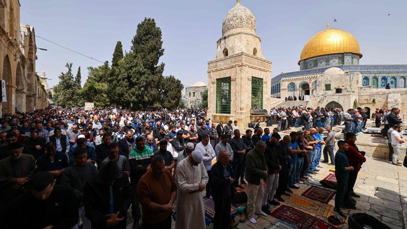 رغم تضييقات الاحتلال.. 130 ألف مصلٍّ فلسطيني في الأقصى