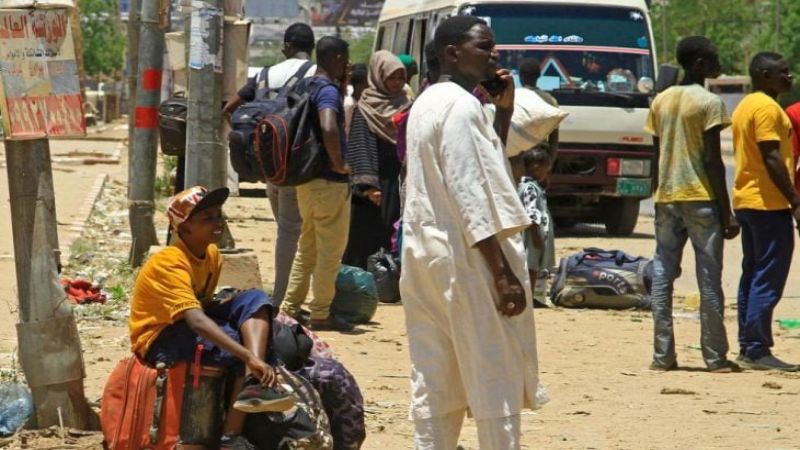 الاشتباكات مستمرّة في السودان.. مقتل أكثر من 270 مدنيًا وفرار الآلاف 