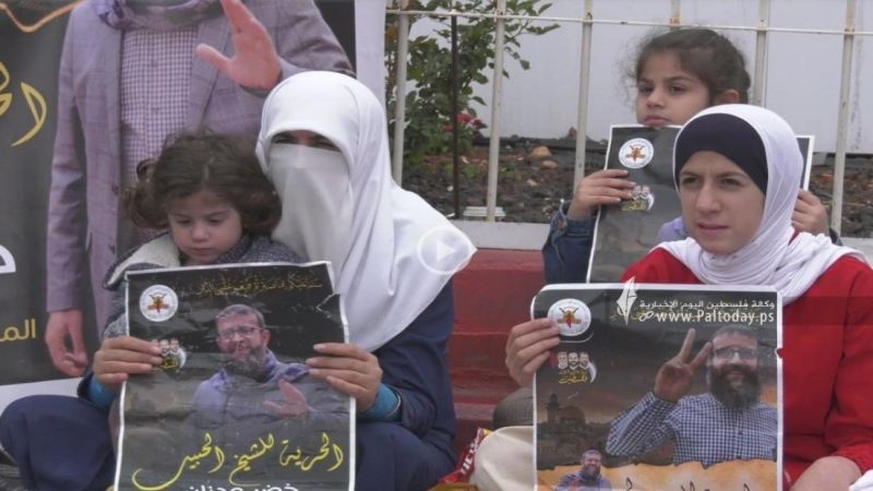 زوجة الأسير عدنان تعتصم داخل قاعة محكمة "عوفر".. والاحتلال يهدّد بإخراجها بالقوة
