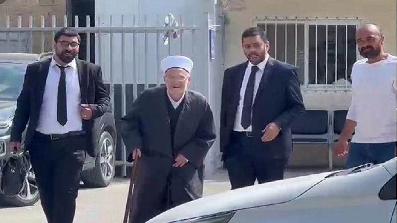 الاحتلال يفرج عن خطيب الأقصى بشروط ويعيد اعتقال والد الشهيد نضال خازم