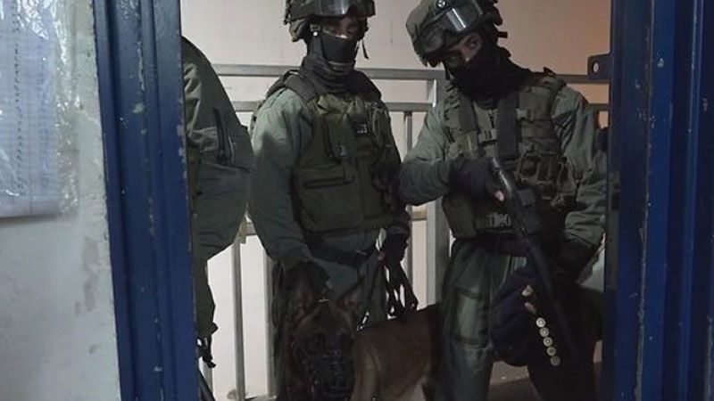 قوات الاحتلال تقمع الأسرى في سجن "نفحة"