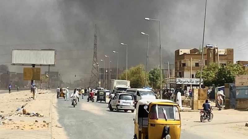 السودان.. القصف المدفعي يشتد والجيش يتهم "الدعم السريع" باقتحام السفارات