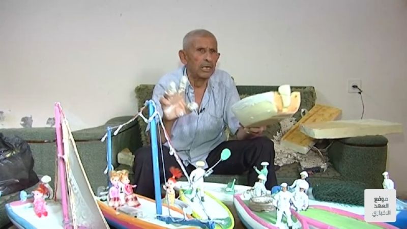بحرفية عالية.. مسن فلسطيني يصنع قوارب صيد تجسّد حكايات الحصار
