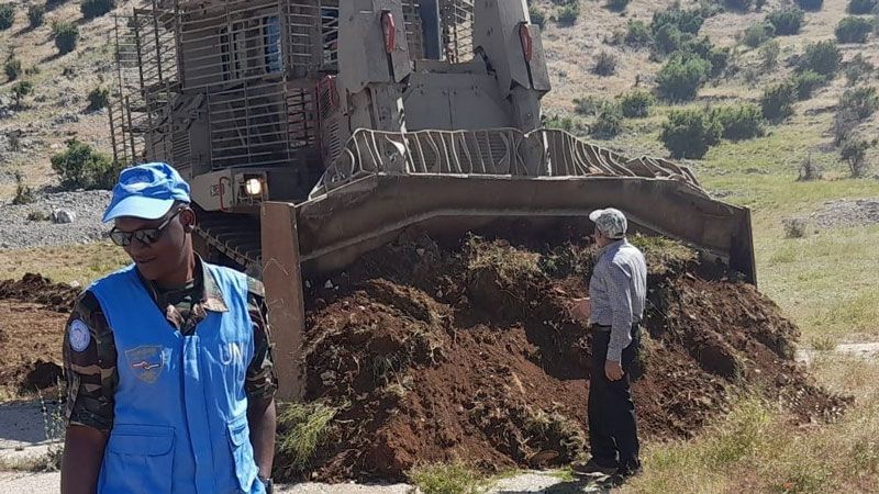 بالصورة.. موقف بطولي لراعٍ لبناني يتصدّى بجسده لجرافة "إسرائيلية" في كفرشوبا