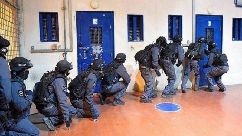 توتر في سجن "رامون" عقب اعتداء قوات الاحتلال على عددٍ من الأسرى الفلسطينيين