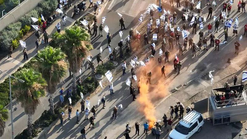 الكيان المهزوز.. مئات المتظاهرين يقطعون المداخل إلى مرفأ "حيفا" 