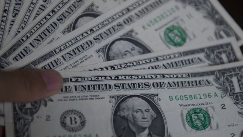 لمَ الدولار "أخضر" ونسره أصلع.. وكم تطبع أمريكا منه يوميًّا؟