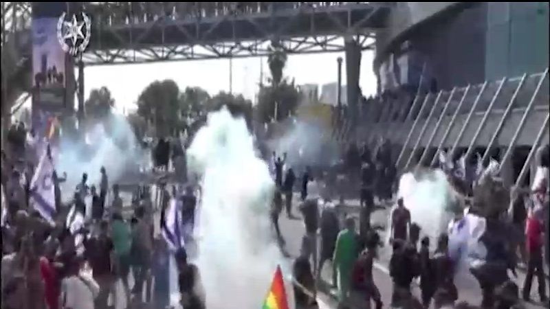شرطة الاحتلال تقمع "المتظاهرين" الصهاينة بالهراوات والقنابل الصوتية