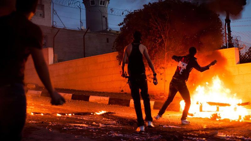 العدو يشُن حملة مداهمات واعتقالات وسط الاشتباكات المسلحة 