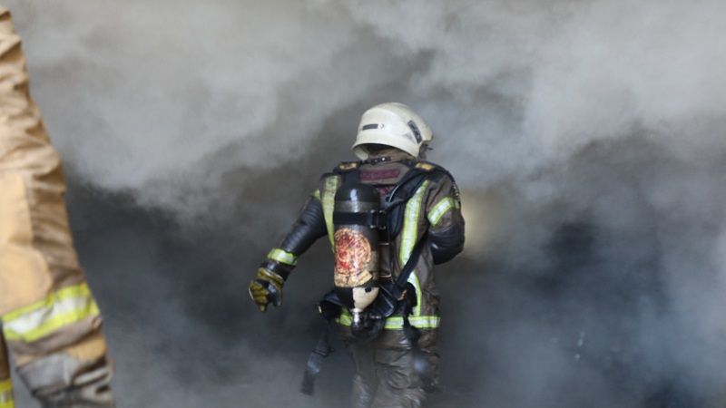 بالصور.. فوج إطفاء الضاحية يستبسل في إخماد حريق مستودع للقماش والبرادي 