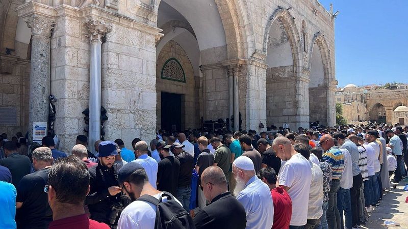 50 ألف فلسطيني يؤدّون صلاة الجمعة في المسجد الأقصى 