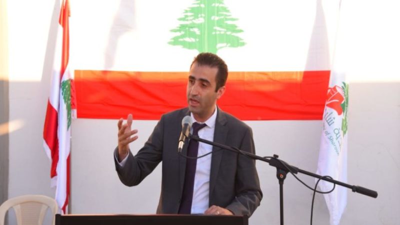 رئيس بلدية شارون يجلد الداعي الى الشذوذ: منتعلٌ رأسه ومنبوذ