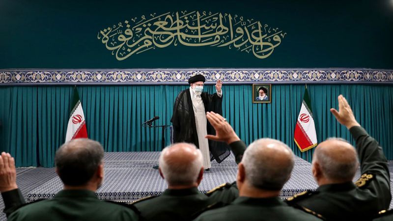 الإمام الخامنئي: حرس الثورة يمكنه القيام بأمور يعجز عنها العديد من الجيوش الكبرى