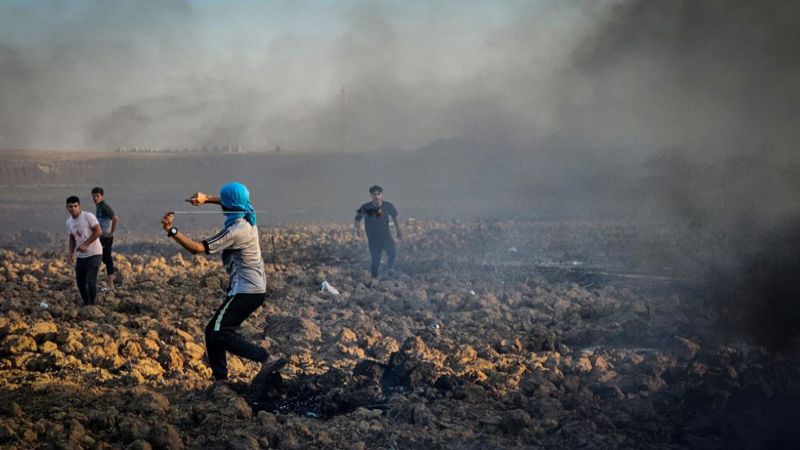الاحتلال يصيب عشرات الفلسطينيين ويقصف مواقع لـ"حماس"