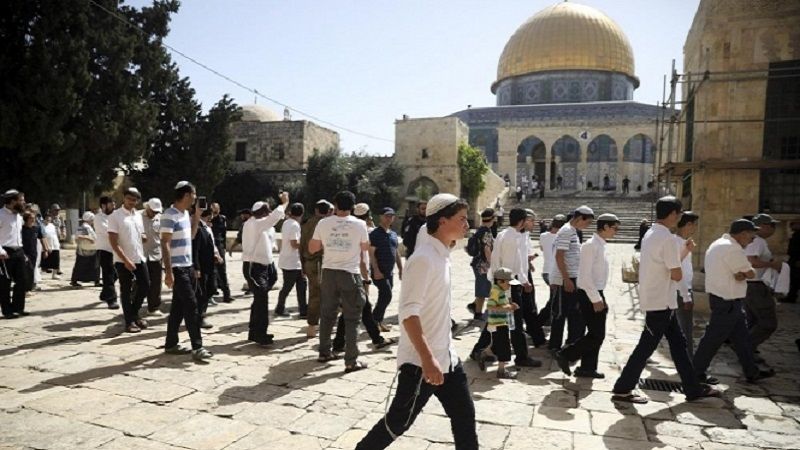 بحماية الاحتلال.. مئات المستوطنين الصهاينة يقتحمون المسجد الأقصى